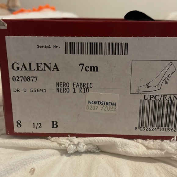 Salvatore Ferragamo black heels round toe - Picture 4 of 4